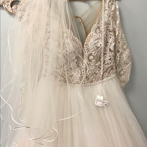 Wedding veil never worn!